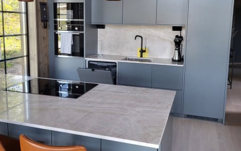 Atlan med kärnfurutrall, köksmontering och platsbyggda hallmöbler (3)